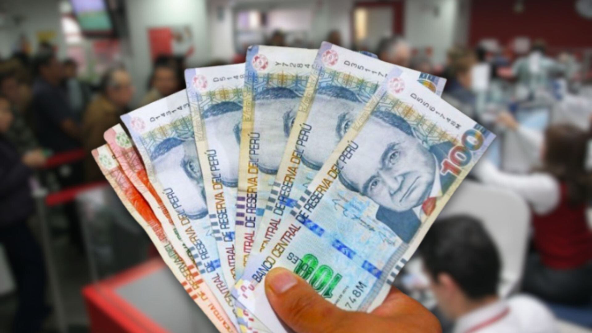 mano con billetes de soles en banco peruano