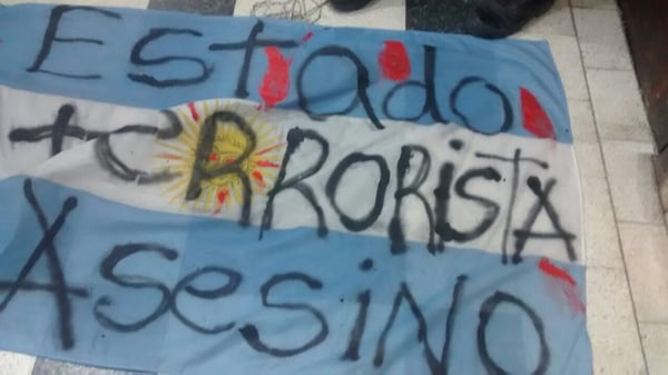 La bandera argentina pintada con aerosol: “Estado terrorista y asesino”