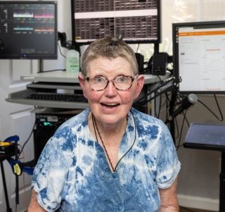 Pat Bennett, de 67 años, tiene esclerosis lateral amiotrófica y accedió a una investigación con una técnica de implante cerebral con inteligencia artificial (UCSF / Steve Fisch)
