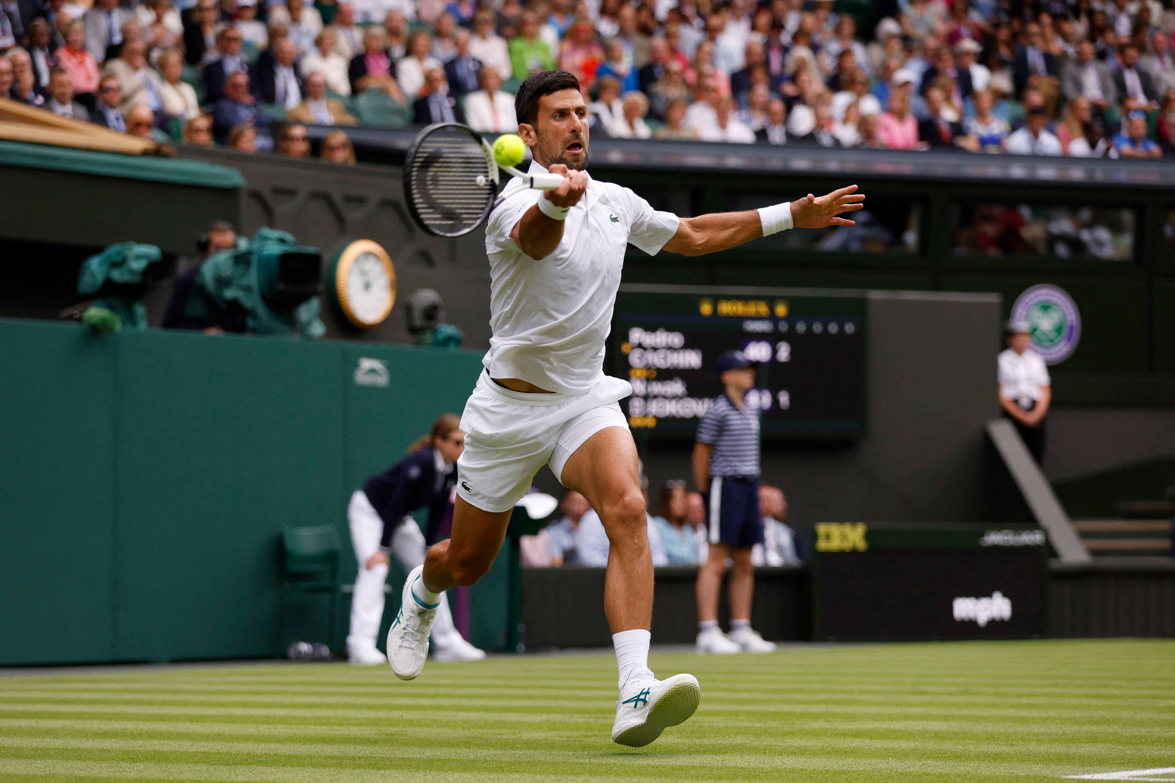 Djokovic durante un punto en el partido ante Cachín (REUTERS).