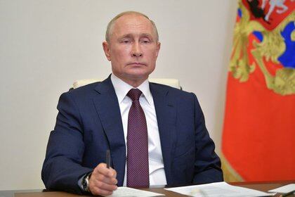 El presidente ruso Vladimir Putin participa en una videoconferencia con los miembros del grupo de trabajo sobre las enmiendas a la constitución rusa en la residencia Novo-Ogaryovo, en las afueras de Moscú, Rusia, el 3 de julio de 2020. Sputnik/Alexei Druzhinin/Kremlin vía REUTERS ATTENTION EDITORS - ESTA IMAGEN FUE PROPORCIONADA POR UN TERCERO.