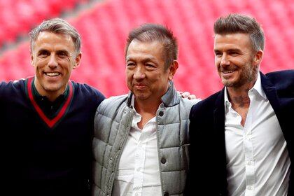 Phil Neville, Peter Lim y David Beckham (Reuters)