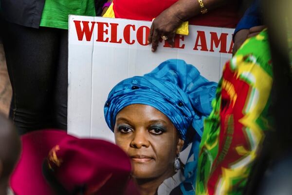 Un retrato de la primera dama Grace Mugabe sostenido por un seguidor ( AFP PHOTO / Jekesai NJIKIZANA)