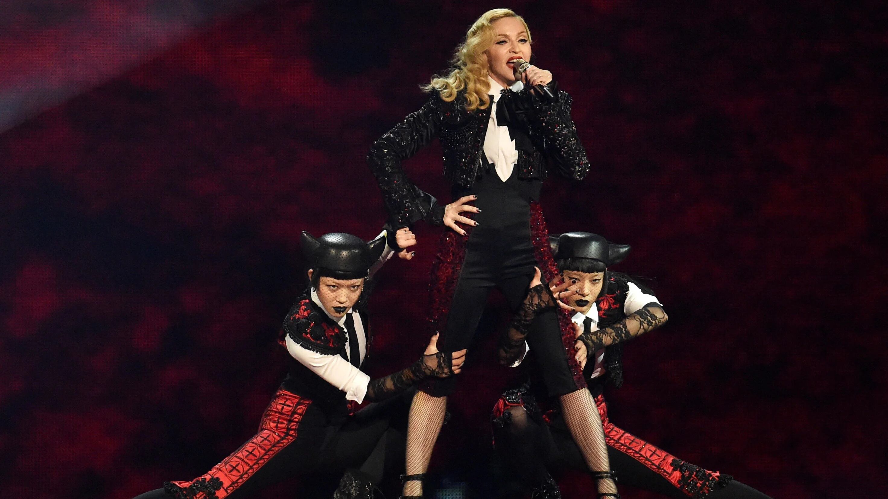 Debido a las complicaciones de su salud, que la llevaron a estar internada varios días, 'The Celebration Tour' de Madonna será reprogramado. REUTERS/Toby Melville/File Photo