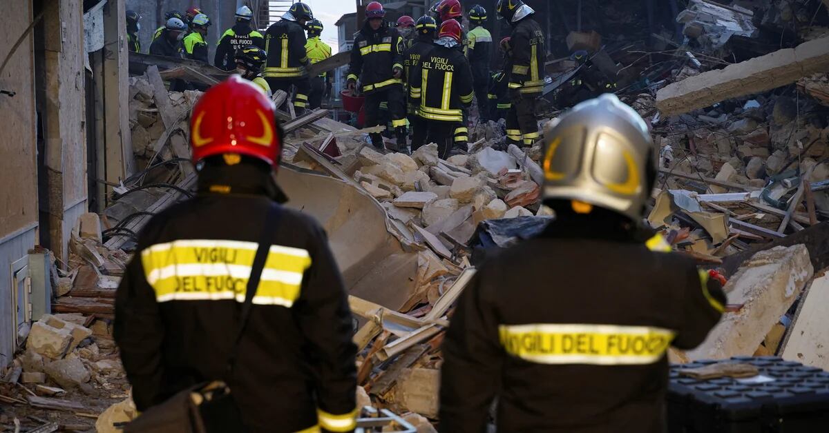 Almeno quattro persone sono morte e alcune sono ancora disperse dopo il crollo di un edificio in Sicilia