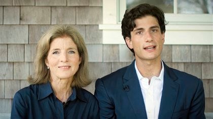 Caroline Kennedy y Jack Schlossberg durante su discurso en la Convención Demócrata.  (Convención Nacional Demócrata vía AP)