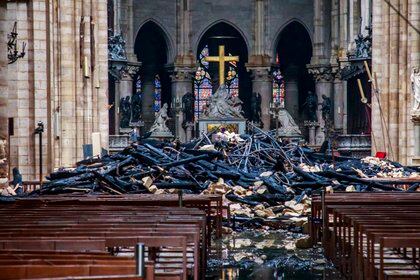Los escombros en el interior de la Catedral, una vez que los bomberos lograron apagar el desvastador incendio (Christophe Petit Tesson/Pool via The New York Times) 