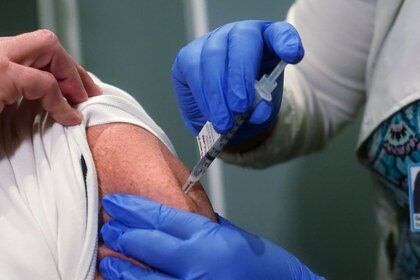 La enfermera Mark Carey recibe una de las primeras vacunas en Mt. Sinai Hospital de Pfizer-BioNTech durante la pandemia de la enfermedad por coronavirus (REUTERS/Carlo Allegri)