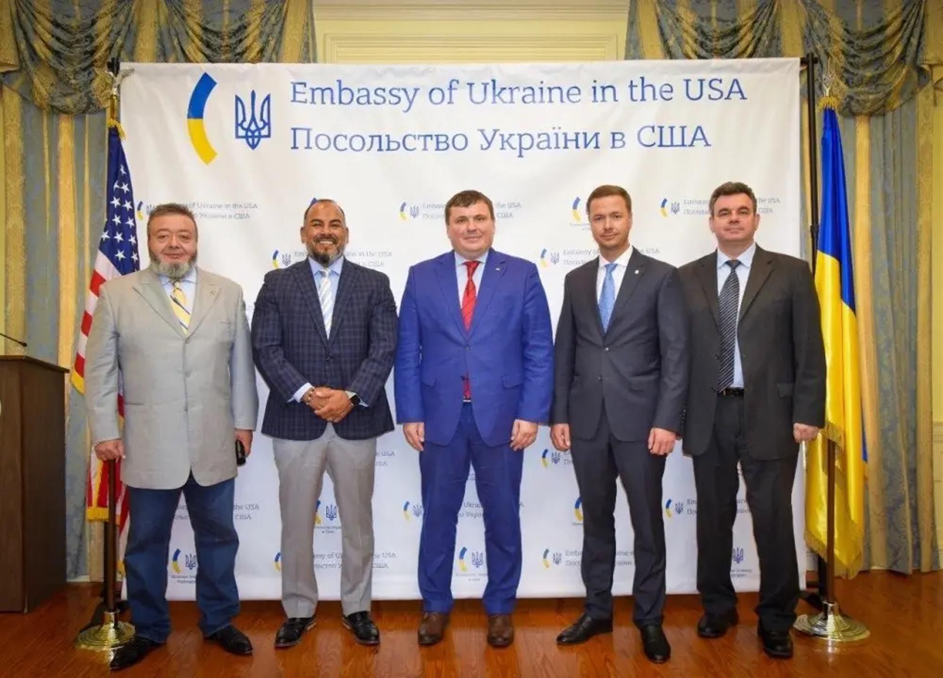 Vladimir Koyfman, a la izquierda, y Marc Morales, segundo por la izquierda, después de que Global Ordnance y Ukroboronprom, productor estatal de armas, firmaran un acuerdo que permite al gobierno ucraniano recurrir a Global Ordnance para obtener armas y municiones