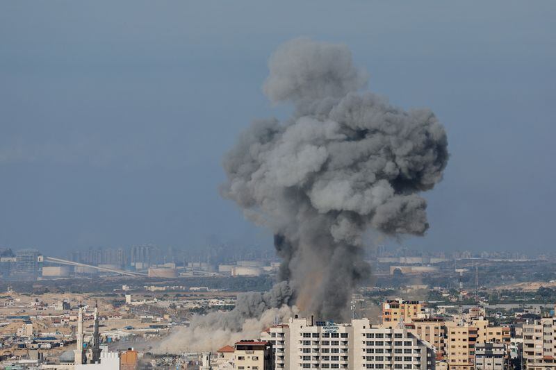 Foto del sábado de humo en Gaza tras los atques de Israel 
Oct 7, 2023. REUTERS/Mohammed Salem