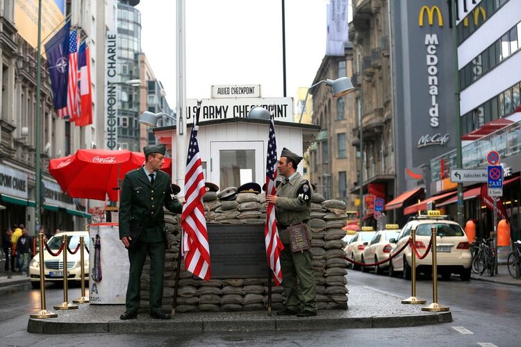 Checkpoint Charlie Berlin (Shutterstock)