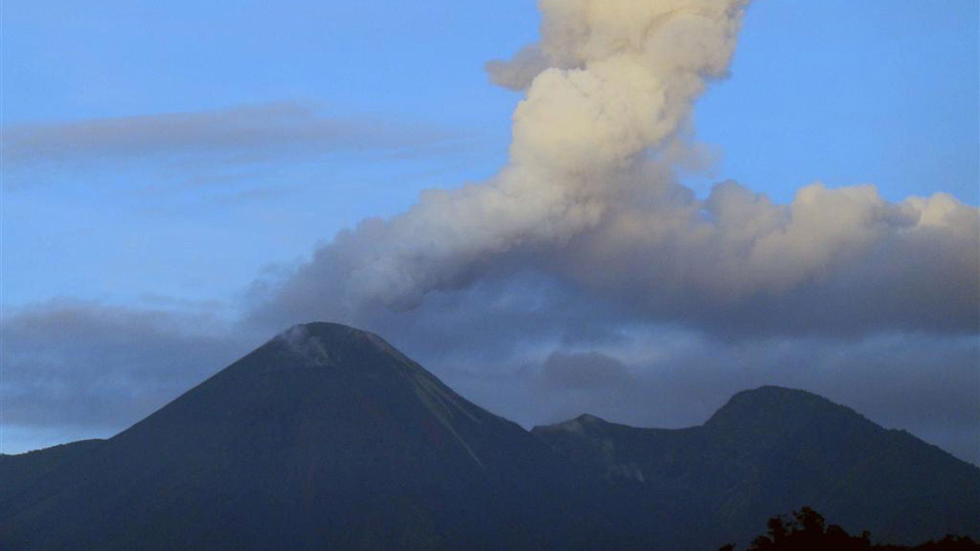El volcán Reventador se mantiene en actividad alta