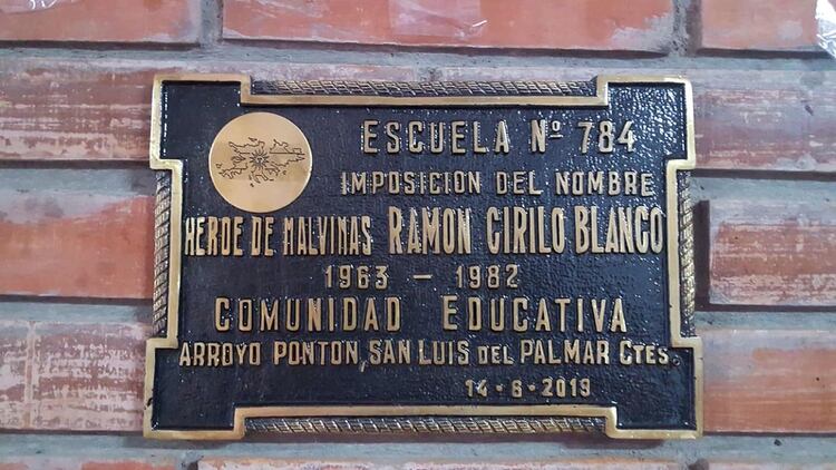 La placa de la Escuela 784 con el nombre de RamÃ³n Cirilo Blanco, elegido por la directora y los alumnos
