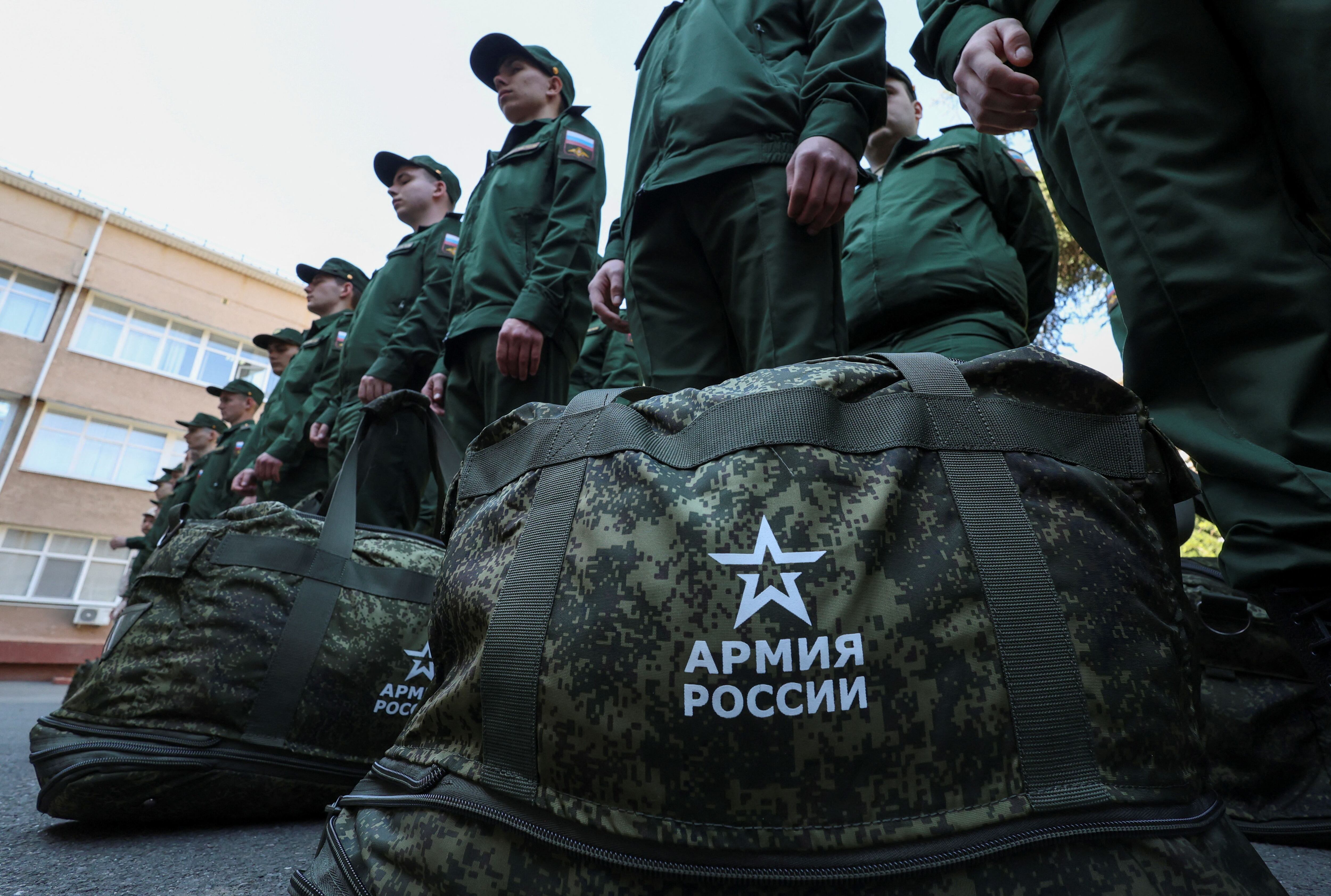 Reclutas rusos llamados a filas para el servicio militar se reúnen en un centro de reclutamiento en Simferopol, Crimea, Ucrania (REUTERS/Alexey Pavlishak)
