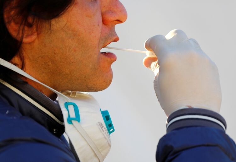 Además de en CABA, donde se confirmaban la totalidad de los casos hasta la semana pasada, Buenos Aires, Santa Fe, Córdoba y Chaco cuentan con los materiales para realizar los testeos. Y está previsto que en los próximos días (REUTERS)