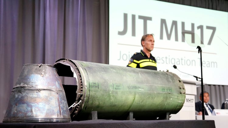 Los restos del misil que fuerzas prorrusas lanzaron desde Ucrania y derribaron a un vuelo de Malaysia Airlines son exhibidos durante una conferencia del Equipo Conjunto de Investigación (JIT, en inglés) (Reuters)
