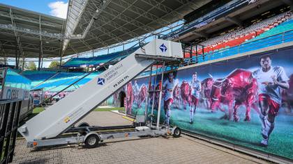 Leipzig pidió prestada una escalera al aeropuerto para que los suplentes bajen al campo de juego desde la tribuna (Foto: AFP)