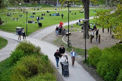 La gente disfruta de un día de primavera en el parque Ralambshov durante el brote de coronavirus en Estocolmo, Suecia (Reuters)