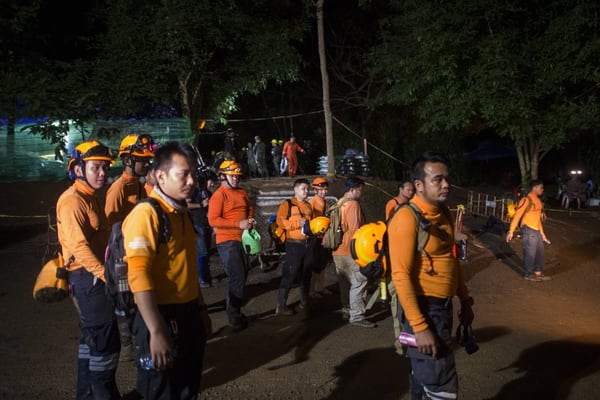 Voluntarios afuera de la cueva deÂ Khun Nam Nang (AFP/ YE AUNG THU)