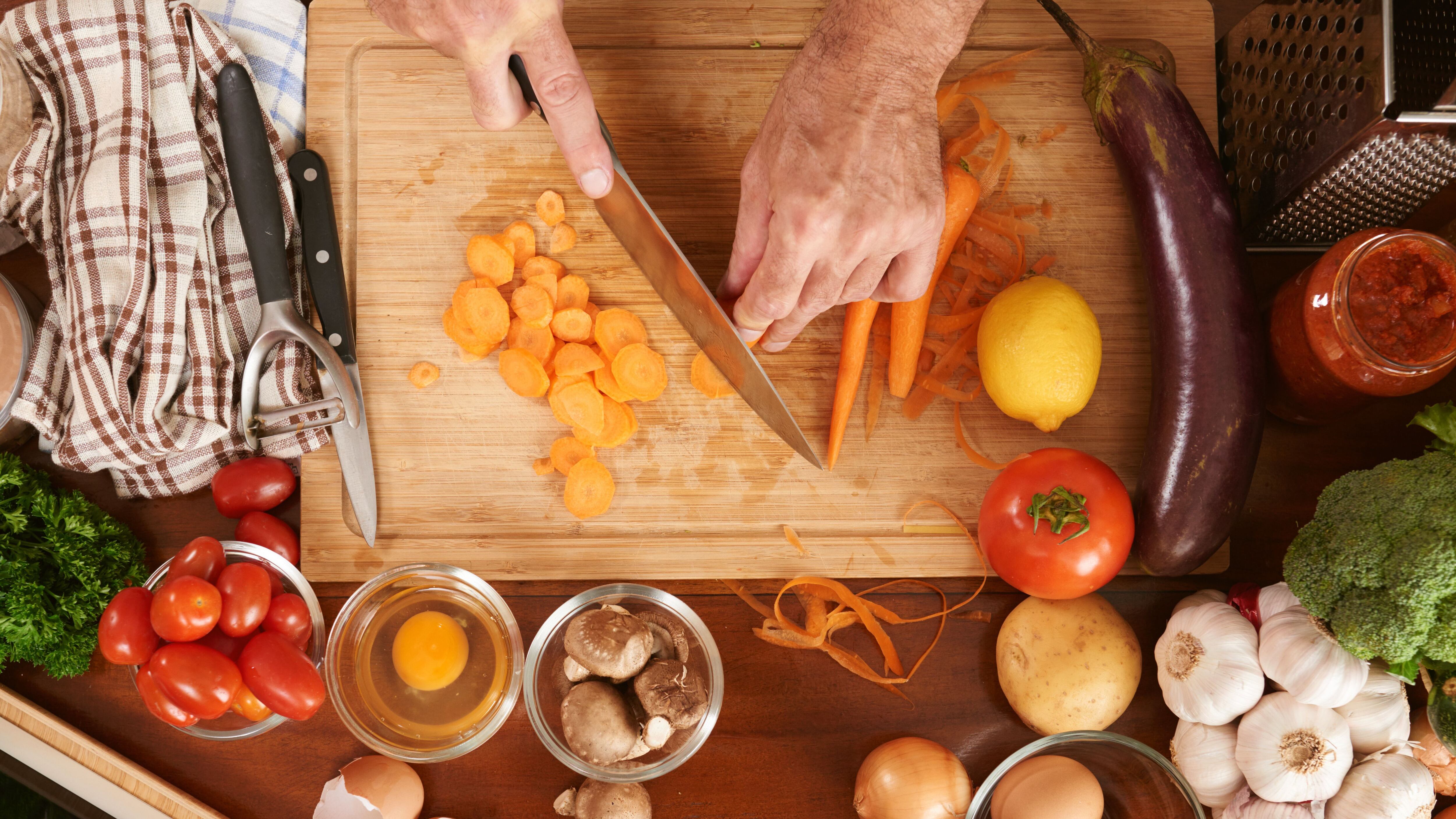 Una persona cocinando (Imagen de Freepik).