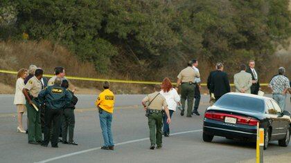 Policías y detectives de San Diego ubicaron el cadáver irreconocible de Danielle Van Dame entre unos árboles de Dehesa Road al este del condado de San Diego, en California. Por el estado del cuerpo -que fue quemado- no se pudo precisar si Westerfield abusó de la pequeña además de matarla.  REUTERS/Fred Greaves
