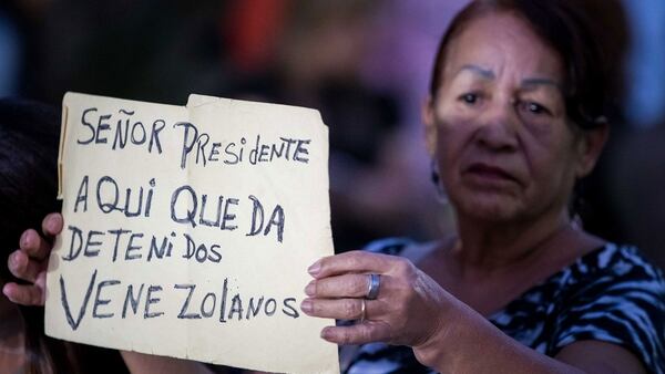 Una mujer muestra un cartel en el que hace un pedido a Maduro (EFE)