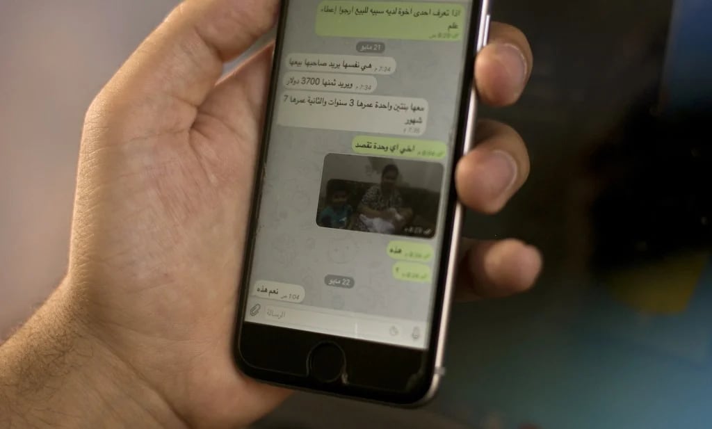 En un chat de WhatsApp, un militante ofrece mujeres y niños para su explotación (AP)