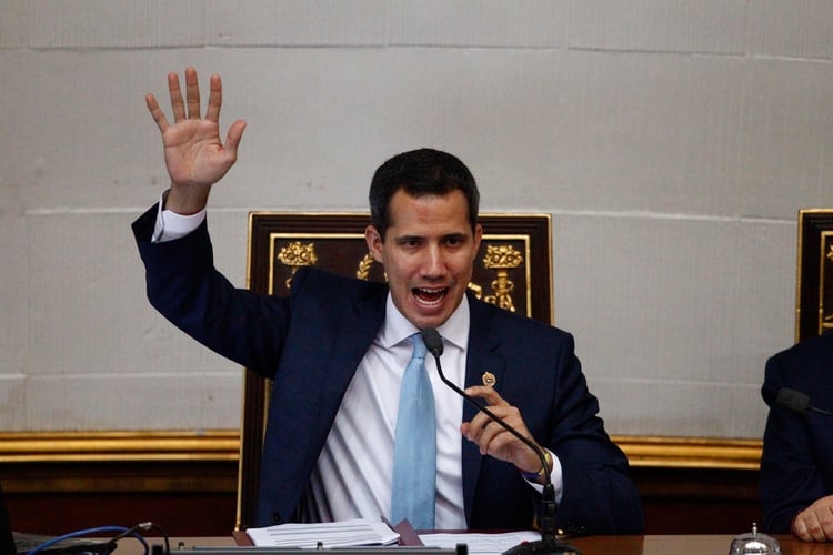 Juan Guaidó denunció que la dictadura de Maduro pretende disolver el Parlamento (AP Foto/Leonardo Fernández)