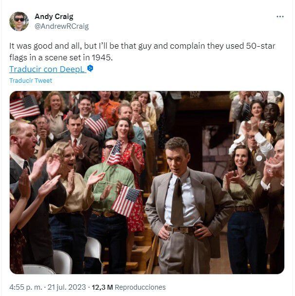 El usuario Andy Craig mostró que en una escena de Oppenheimer, varias personas ondean la bandera de EEUU con 50 estrellas, lo cual no era posible en 1945
Foto: Twitter/@AndrewRCraig