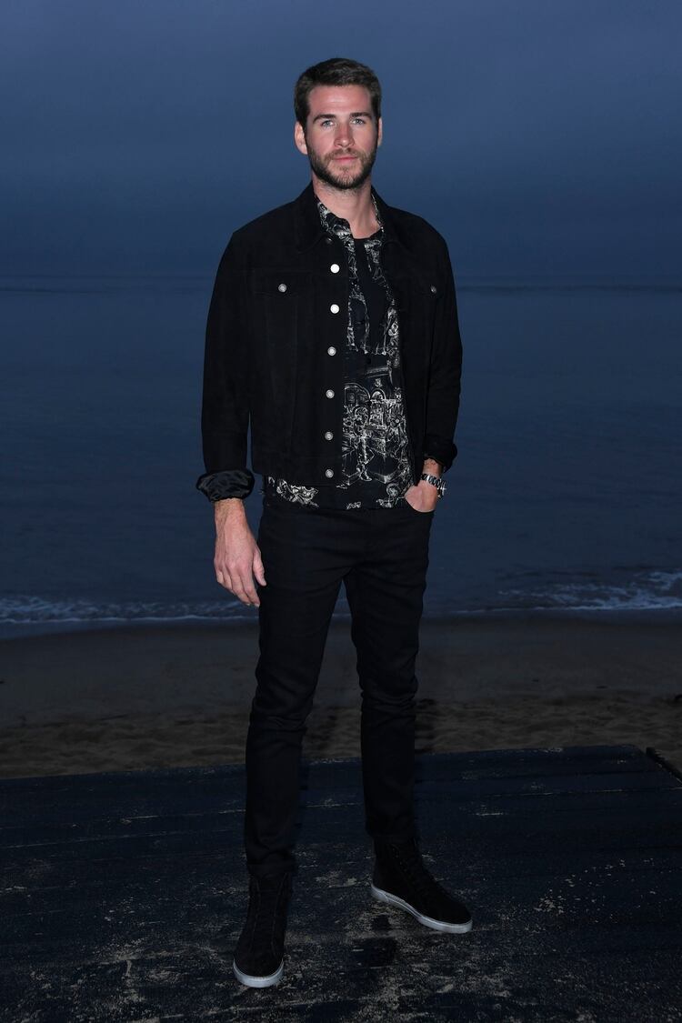 Australian actor Liam Hemsworth arrives for the Saint Laurent Men's Spring-Summer 2020 runway show in Malibu, California, on June 6, 2019. (Photo by Valerie MACON / AFP)