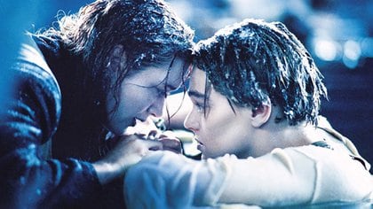 Kate Winslet y Leo DiCaprio en una de las escenas más emblemáticas de Titanic