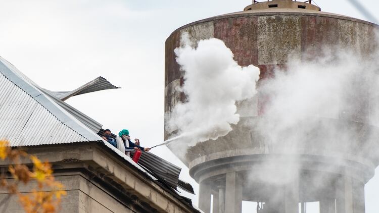 Bengala de humo en los techos del penal (Adrián Escandar)