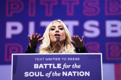 Lady Gaga se dirige a los simpatizantes de Biden en la Heinz Field arena de Pittsburgh (REUTERS/Kevin Lamarque)