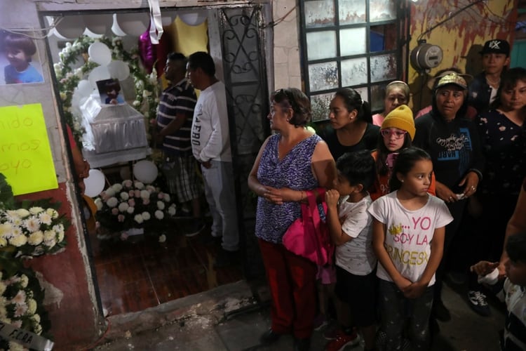 Entre los asistentes al velorio había muchos menores, que acompañaron a sus padres (Foto: Edgard Garrido/ Reuters)