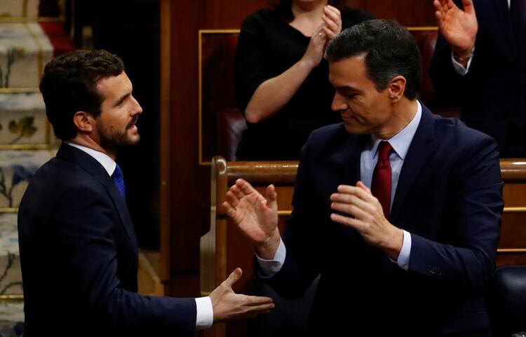 Pablo Casado, líder del PP, felicita a Sánchez (REUTERS/Stringer)