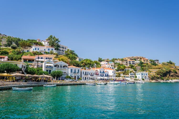 La fabulosa Isla mediterránea está alejada del resto de Grecia. La geografía de la isla hace que los desplazamientos exijan mantener un estado físico acorde, cada traslado requiere esfuerzo (Shutterstock)