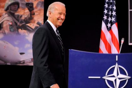 (FOTO ARCHIVO) El entonces, vicepresidente estadounidense, Joe Biden, en la sede de la OTAN en Bruselas (Bélgica), en 2009. EFE/Dirk Waem/Archivo