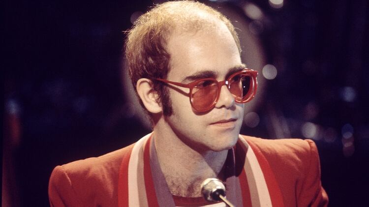 Elton John en un concierto en 1972. (Alan Messer/Shutterstock) 
