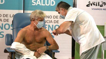 La vacunación de un profesional de la salud en un hospital de Villa Fiorito (Adrián Escandar)
