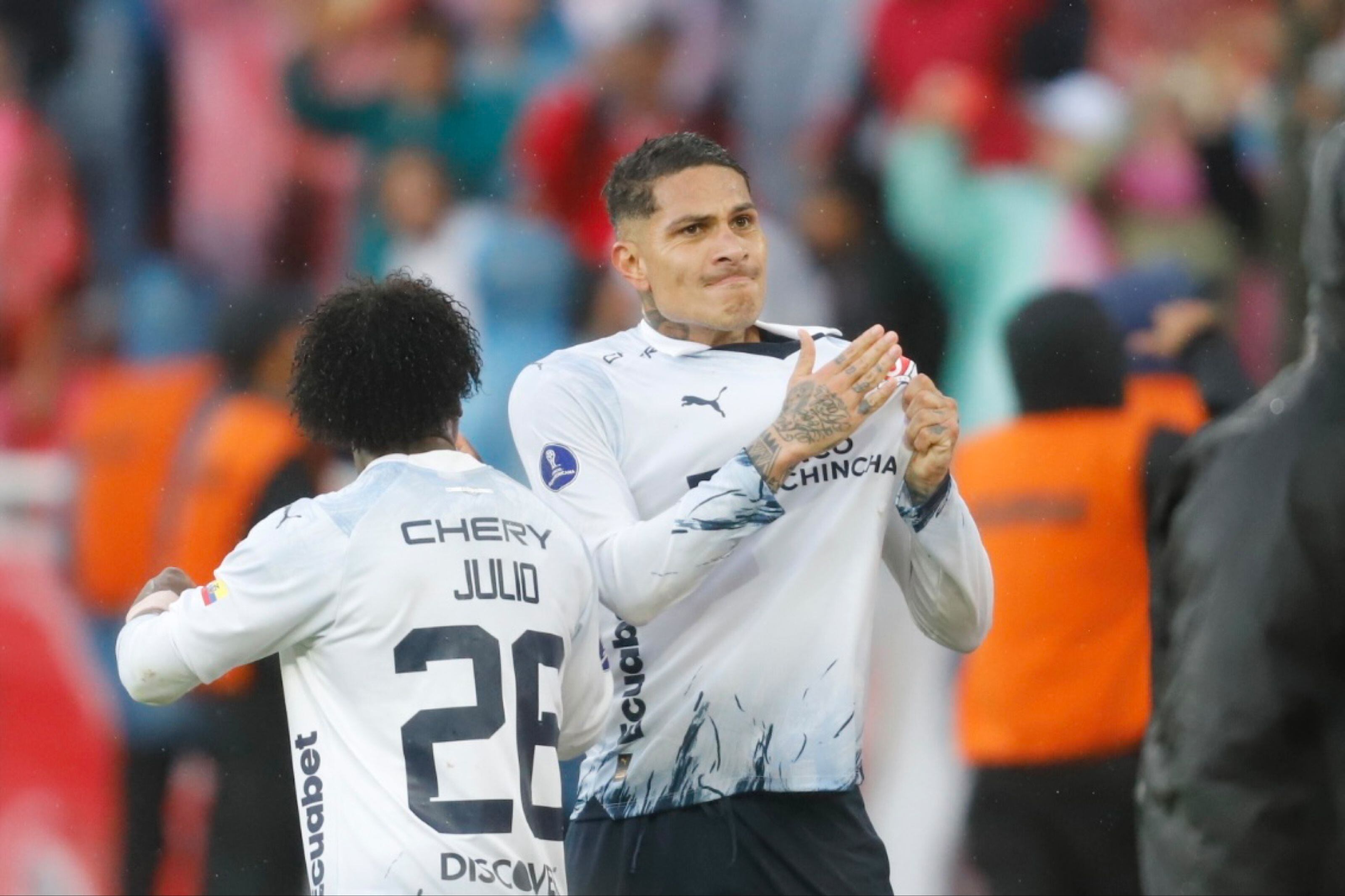 Paolo Guerrero celebrando primer gol en LDU vs Defensa Justicia por semifinal de Copa Sudamericana 2023 - Créditos: Conmebol.