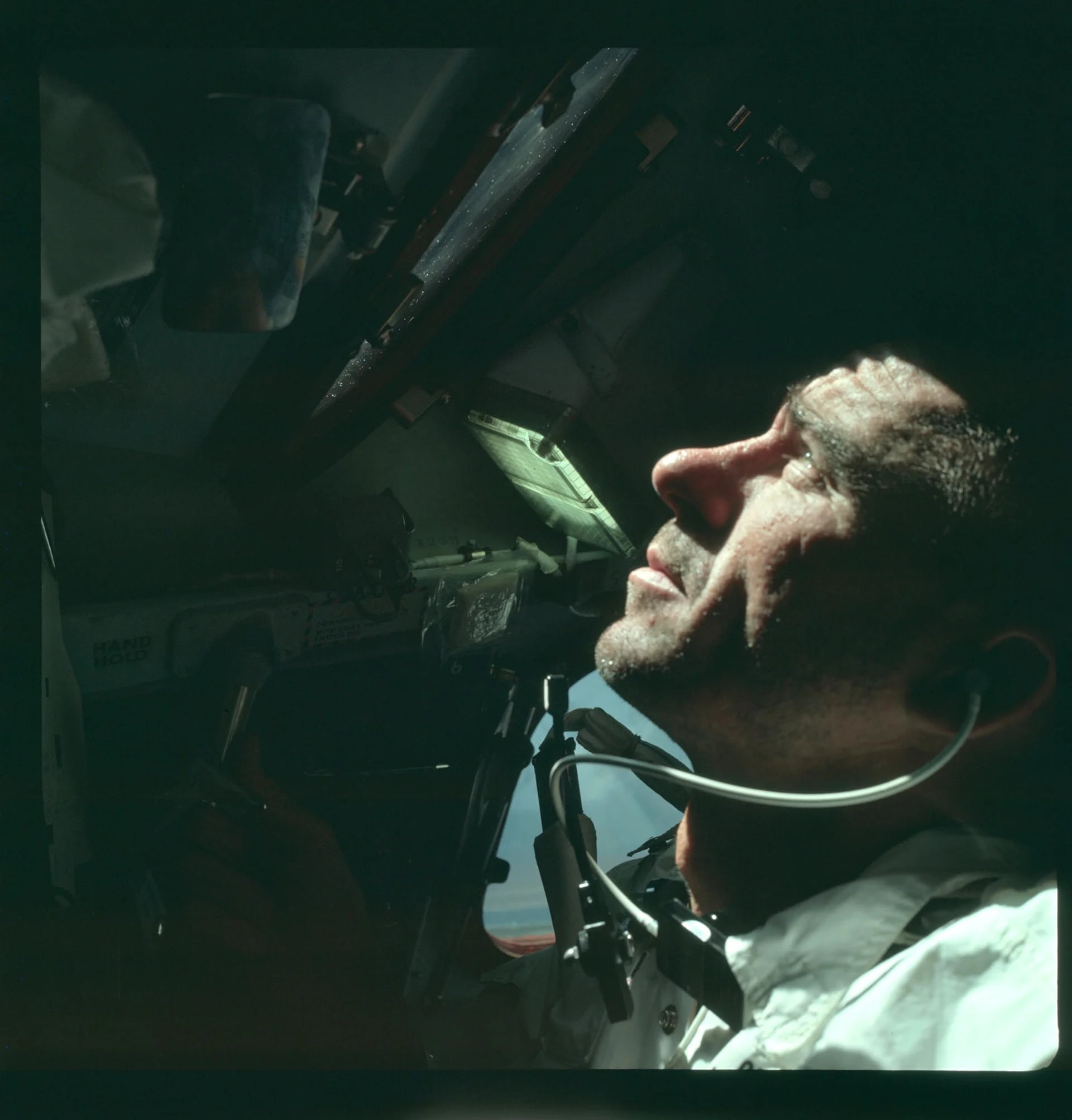El astronauta Walter Cunningham, piloto del módulo lunar, es fotografiado durante la misión Apollo 7 en octubre de 1968 (Reuters)