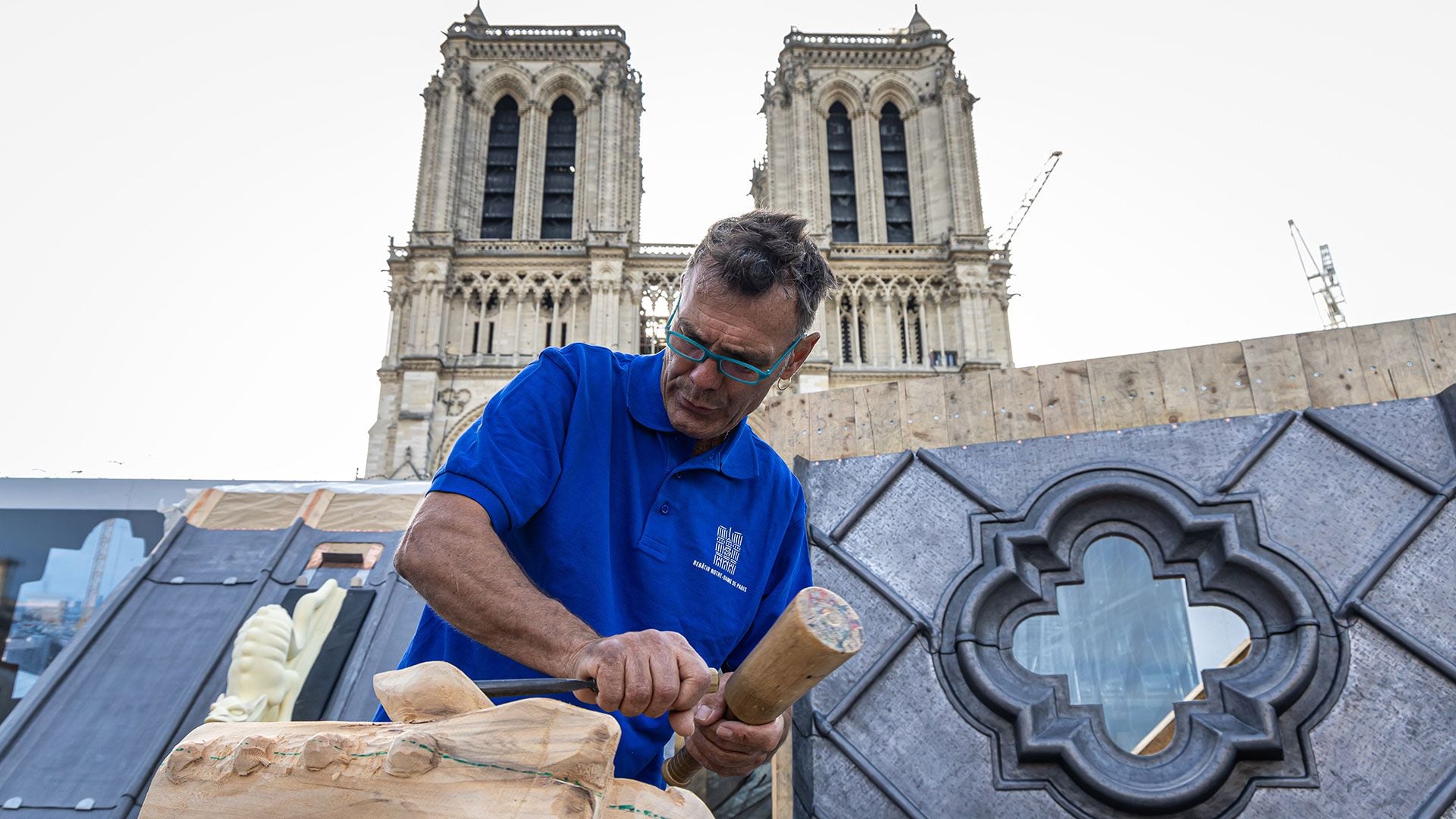 El objetivo es que la aguja de la catedral esté ya libre de andamios y sea visible ante el cielo de París durante los Juegos (EFE/EPA/CHRISTOPHE PETIT TESSON)
