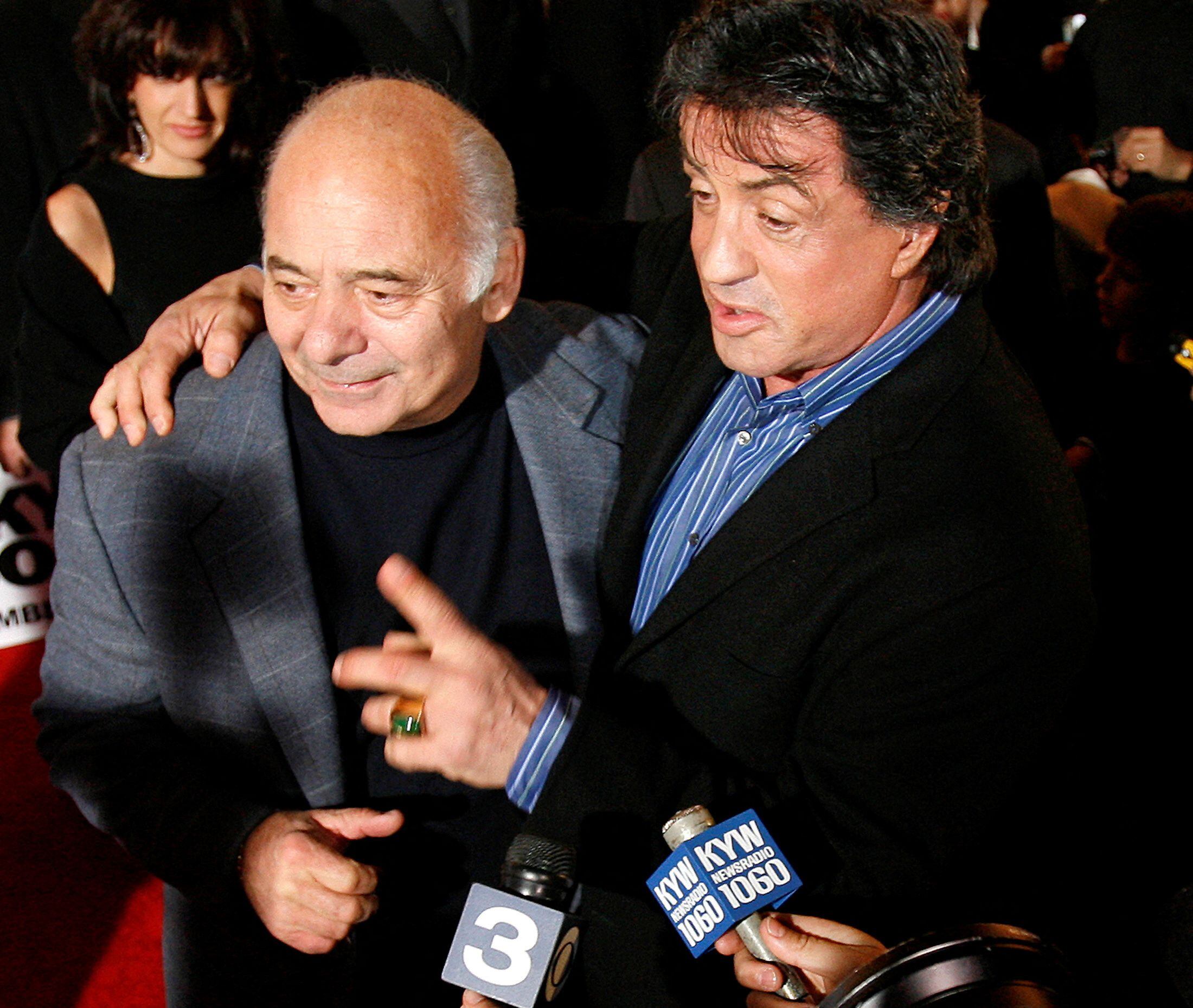 Sylvester Stallone junto a Burt Young en la premiere "Rocky Balboa", año 2006 (REUTERS/Tim Shaffer/Archivo)