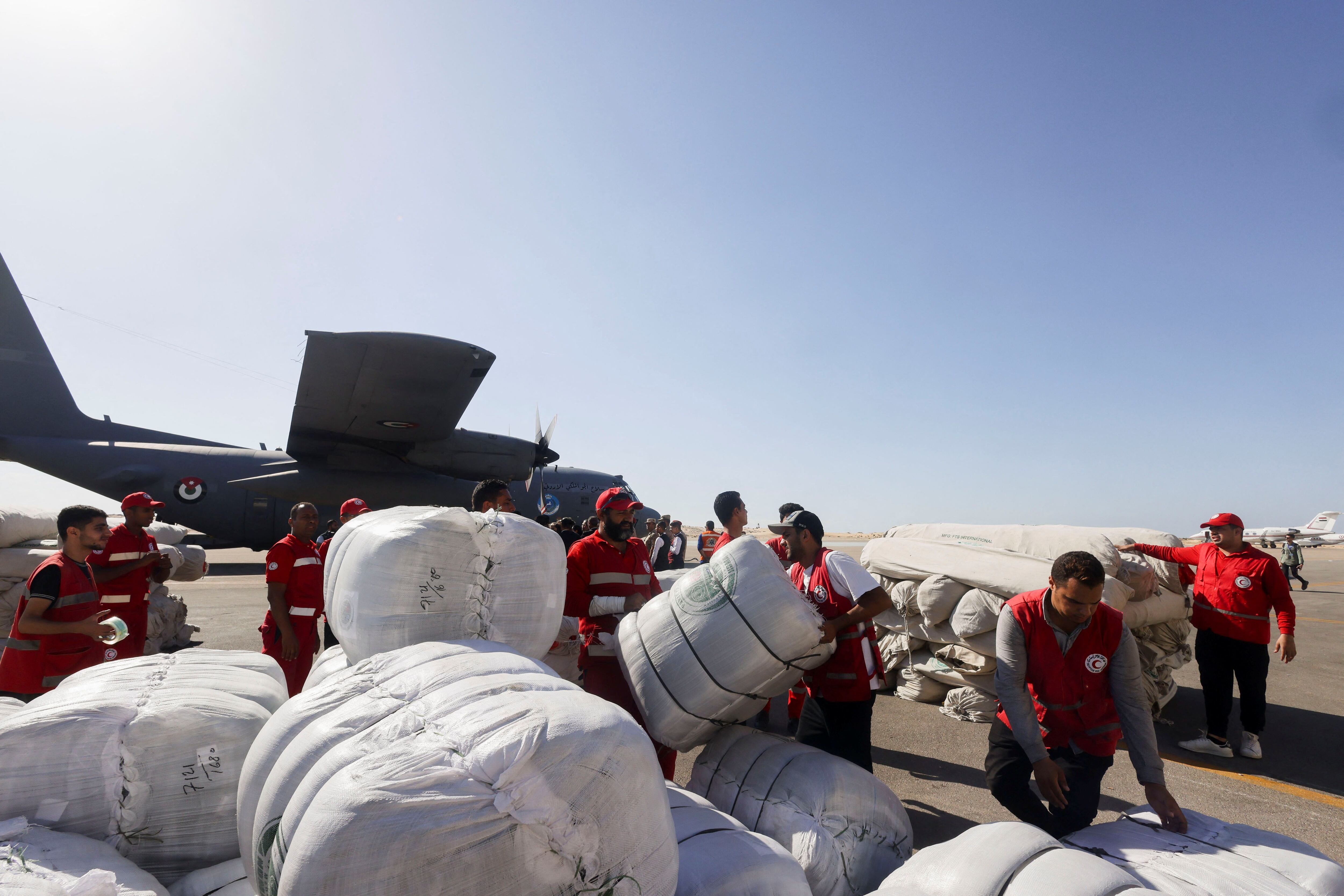 Miembros de la Media Luna Roja egipcia coordinan la ayuda para Gaza en el aeropuerto de Al Arish, Egipto, este 20 de octubre de 2023 (REUTERS/Amr Abdallah Dalsh)