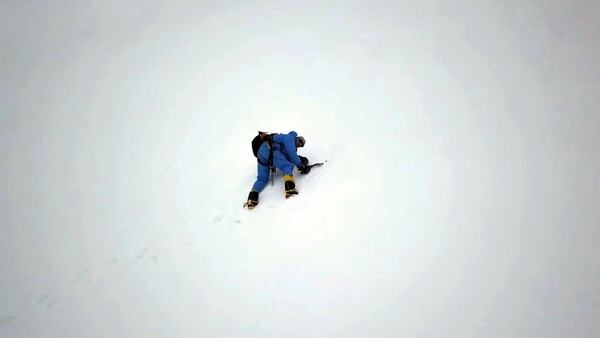 Rick Allen es hallado con vida, pero sin rumbo en la cumbre de los Himalayas. Fue rescatado gracias a un drone