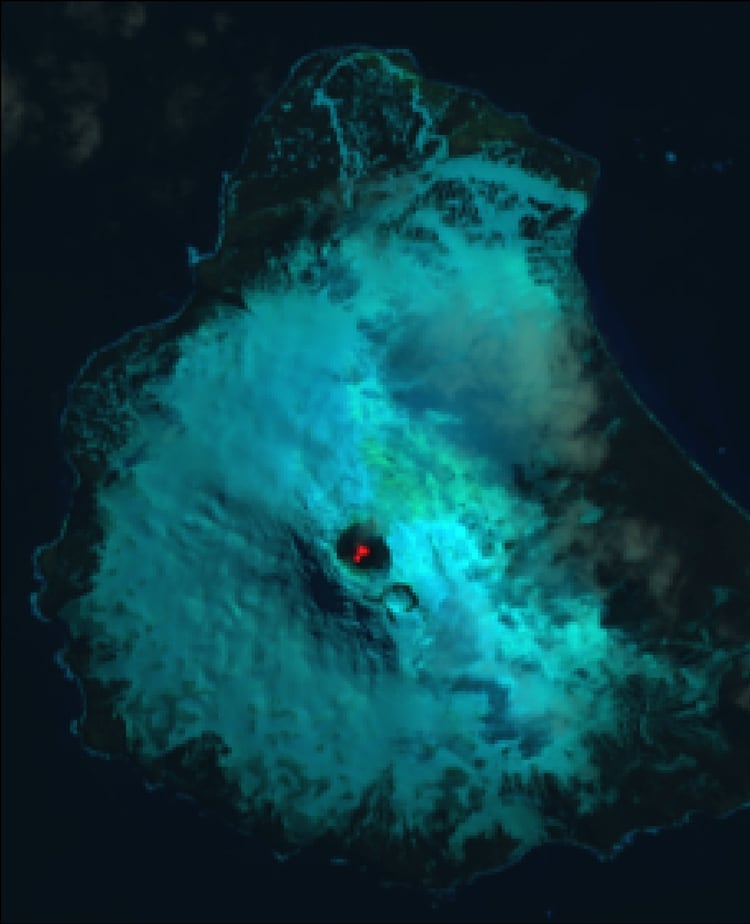 Una imagen satelital en falso color de la isla Saunders y el lago de lava dentro del cráter del monte Michael tomada en enero de 2018. Prospección Antártica Británica