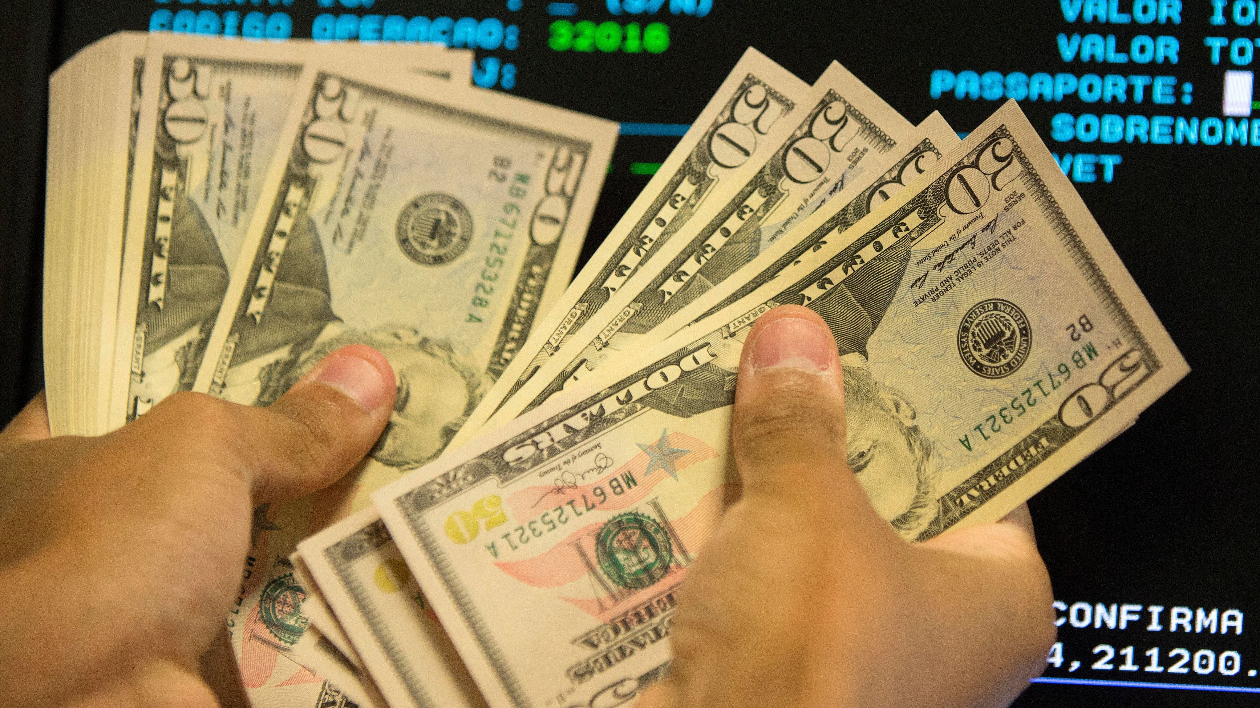 El dólar en Colombia cerró en $3.764,19 en la jornada del 5 de abril - crédito Sebastão Moreira/EFE