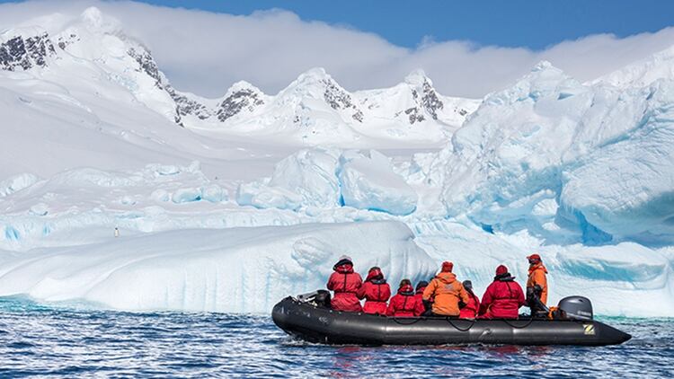 El grupo de turistas se dividiría en otros sub grupos para realizar actividades en la Antártida