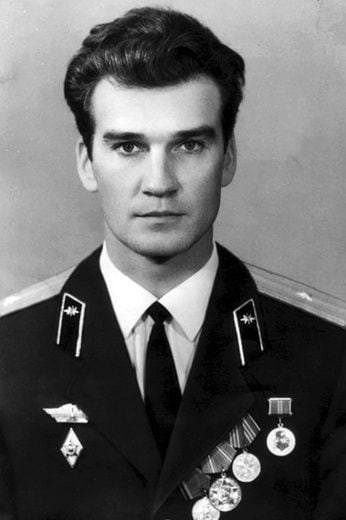 Stanislav Petrov, en su juventud como oficial militar soviético. Fue el hombre que evitó una guerra nuclear al desconfiar de radares soviéticos que indicaban la llegada de cinco misiles
