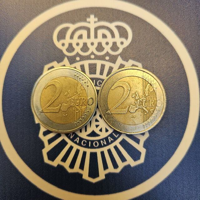 Moneda falsa y moneda real. (Policía Nacional)
